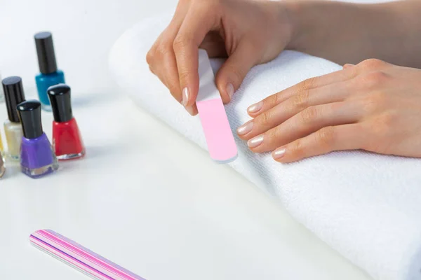 Mujer Mano Usando Lima Uñas Crear Uñas Perfectas Forma Molienda — Foto de Stock