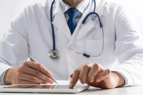 Großaufnahme Männlicher Arzthände Mit Tablet Computern Arzt Weißer Arztuniform Mit — Stockfoto