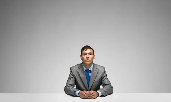 Bell Uomo Stringeva Mani Aveva Viso Serio Calmo Giovane Impiegato — Foto Stock