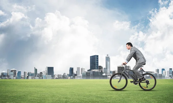 Junger Mann Mit Fahrrad Auf Grünem Gras Geschäftsmann Eilt Mit — Stockfoto