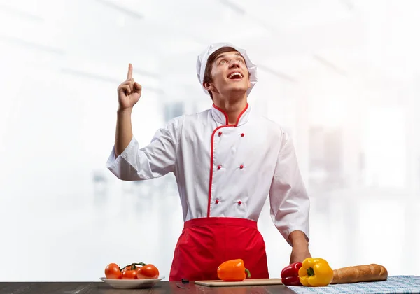 Joven Chef Pie Con Dedo Apuntando Hacia Arriba Guapo Chef — Foto de Stock