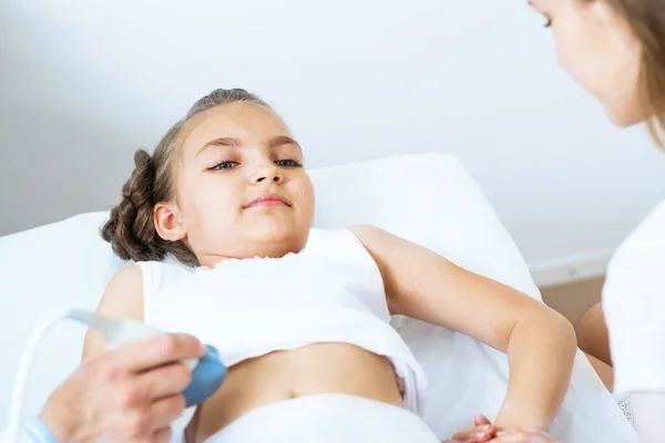 Concepto Salud Familiar Con Madre Hija Clínica Examen Médico Una —  Fotos de Stock