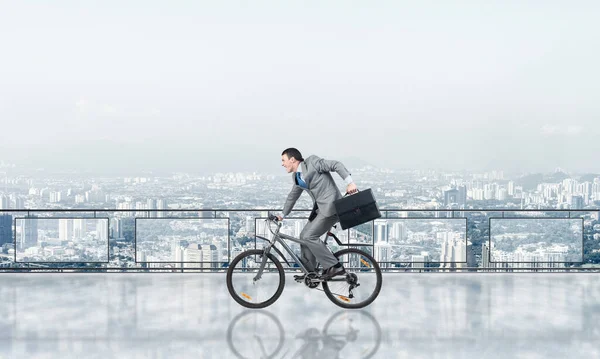 Mann Businessanzug Mit Fahrrad Auf Penthouse Balkon Junge Radfahrerin Mit — Stockfoto