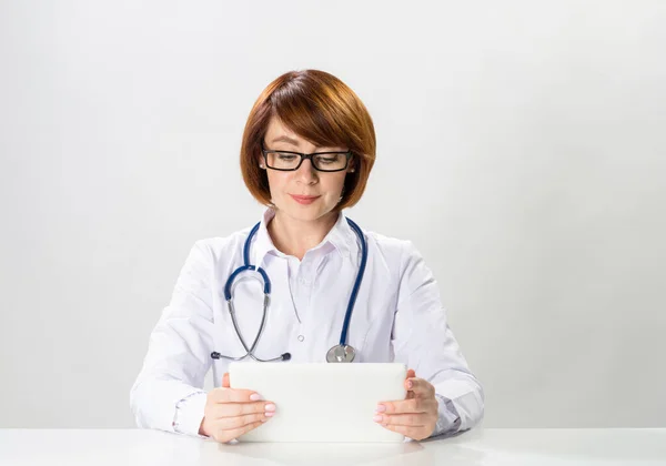 Médico Pelirrojo Usando Tableta Consultorio Médico Familia Bata Blanca Con — Foto de Stock