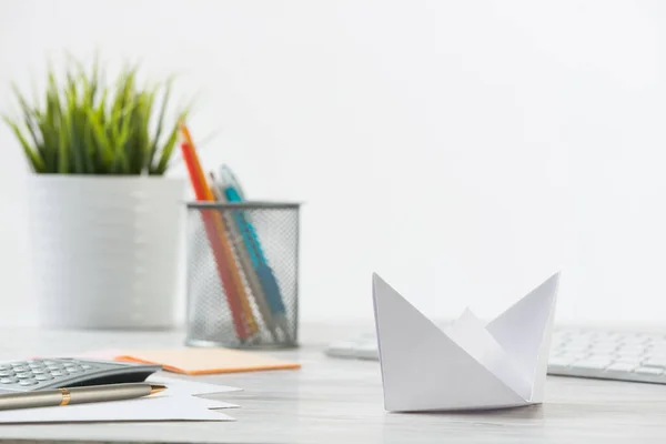 Escritório Madeira Com Barco Origami Branco Profissional Investir Estratégia Direção — Fotografia de Stock