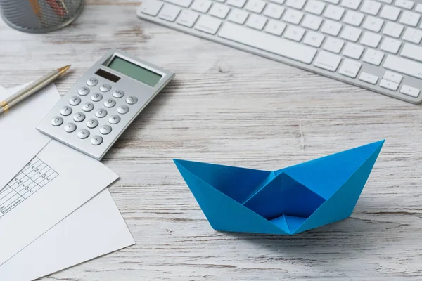 Espaço Trabalho Escritório Moderno Com Navio Papel Azul Estratégia Corporativa — Fotografia de Stock