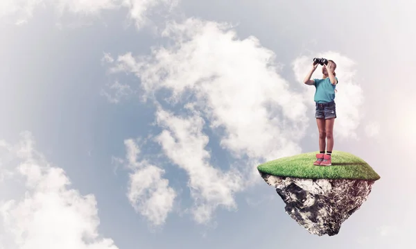 Nettes Lächelndes Mädchen Sitzt Auf Schwimmender Insel Hoch Himmel — Stockfoto