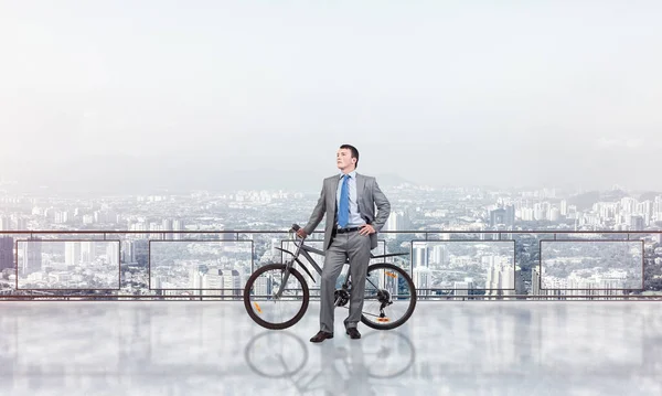 Junger Mann Businessanzug Steht Auf Balkon Mit Fahrrad Geschäftsmann Mit — Stockfoto