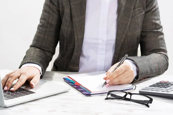 Cierra Mano Mujer Sosteniendo Pluma Empresaria Escribiendo Bloc Notas Una — Foto de Stock