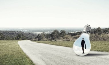 Ampul kırsal yolu üzerinde içinde hapsolmuş genç iş kadını