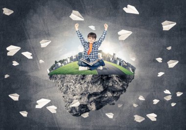 ECO konsepti yüzen ada ve üzerinde kitap oturan mutlu çocuk.