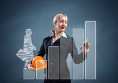 İş kadını başarı grafiği çiziyor. Başarılı profesyonel kariyerin gelişimi. Güvenlik kaskı takan insan kaynakları uzmanı. İşe alım ajansı sunumu. İnsan kaynakları yönetimi.