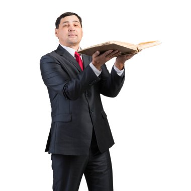 Mutlu iş adamı açık bir kitap gibi kameraya bakıyor. Beyaz arka planda duran takım elbiseli ve kravatlı gülümseyen yetişkin bir adamın portresi. İş eğitimi ve mesleki bilgiler.