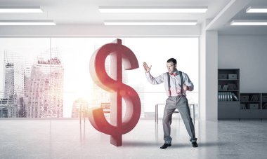 Öfkeli genç işadamı yumruklanmış dolar sembolüyle kaza yapacak.