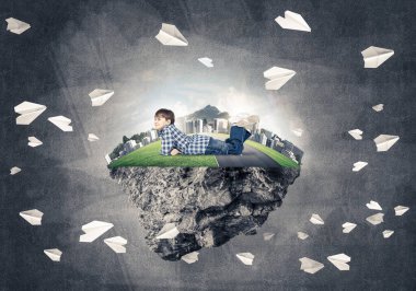 ECO konsepti yüzen ada ve mutlu çocuk.