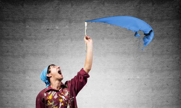 Genç Sanatçı Mavi Fırça Darbesi Boyuyor Kirli Gömlekli Bandanalı Erkek — Stok fotoğraf
