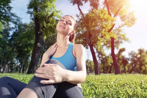 Belle Fille Souriante Vêtements Sport Détendre Dans Parc Jeune Femme — Photo