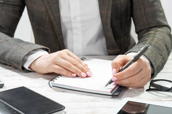 Cierra Mano Mujer Sosteniendo Pluma Empresaria Escribiendo Bloc Notas Secretaria — Foto de Stock