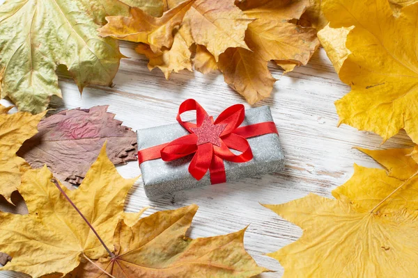 Flach Lag Süße Komposition Mit Geschenkbox Und Gelben Herbstblättern Weihnachtsgeschenk — Stockfoto