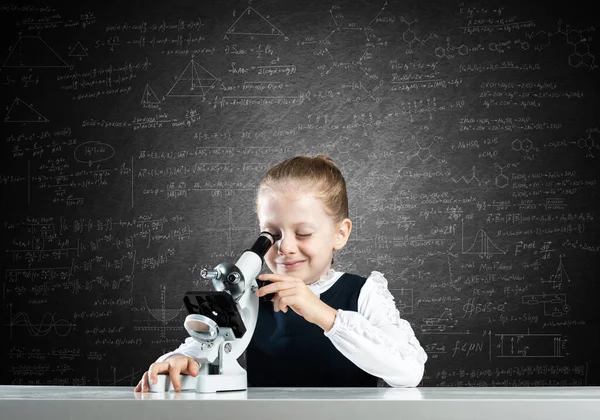 Ένα Μικρό Κορίτσι Επιστήμονας Που Κοιτάζει Μέσα Από Μικροσκόπιο Στην — Φωτογραφία Αρχείου