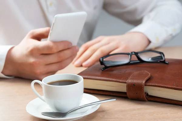 Empresário Navegar Internet Smartphone Como Sentar Café Com Xícara Café — Fotografia de Stock