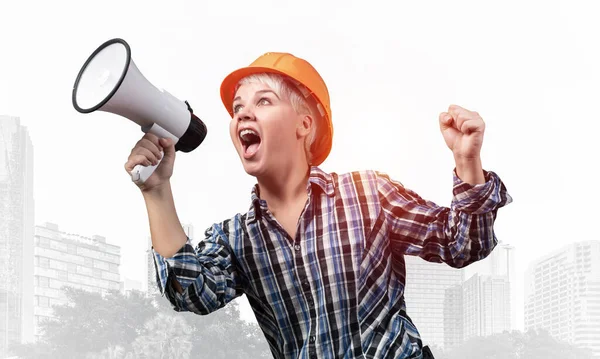 Mulher Expressiva Capacete Segurança Gritando Megafone Retrato Jovem Trabalhador Construção — Fotografia de Stock