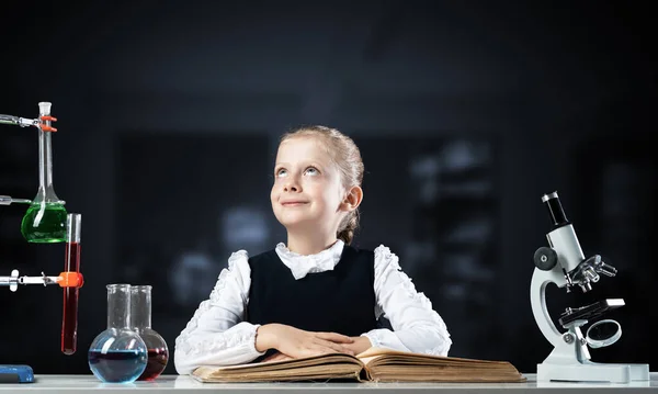 Улыбающаяся Маленькая Девочка Сидит Столом Открытой Книгой Исследования Образование Школе — стоковое фото