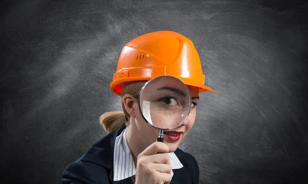 Inspector Edificios Mirando Través Lupa Joven Especialista Construcción Casco Seguridad —  Fotos de Stock