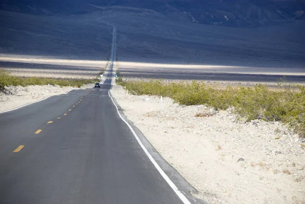 Lunga strada dritta attraverso il Death Valley National Park, California — Foto Stock