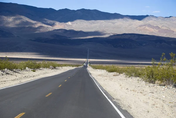 Longa estrada reta através do Parque Nacional do Vale da Morte, Califórnia — Fotografia de Stock
