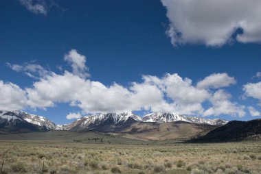dağ silsilesi Kaliforniya Prairie landscapd kar ile kaplı