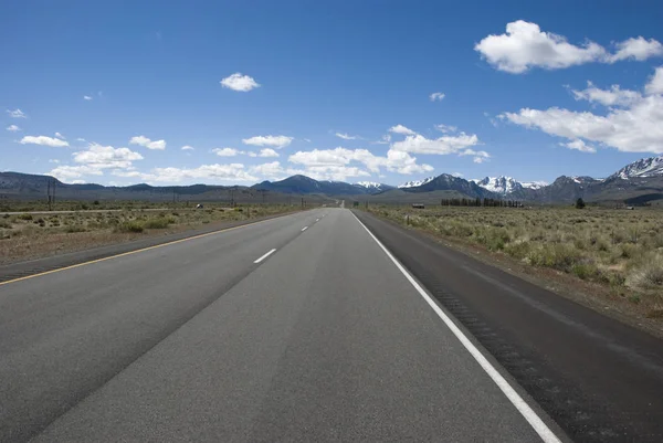 Lunga strada diritta attraverso la California vicino al lago Mono — Foto Stock