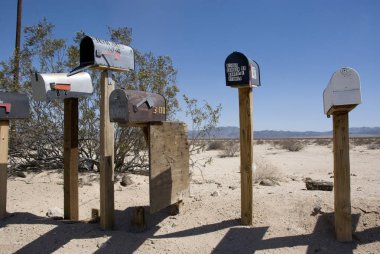Kaliforniya'da çölde bir yol kenarındaki tipik Amerikan posta kutuları