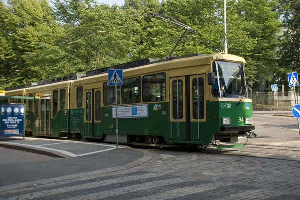 Tranvía eléctrico verde de Helsinki, Finlandia —  Fotos de Stock
