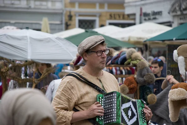 Ests man in historische kleding accordeon te spelen op een markt in Tallinn, Estland — Stockfoto