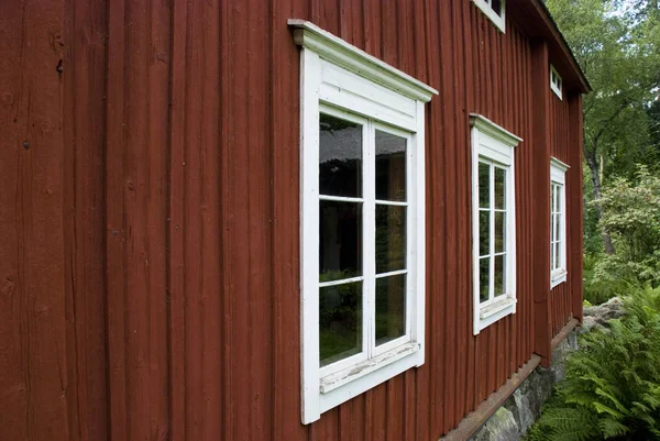 Κλασική κόκκινη Σκανδιναβική ξύλινο σπίτι με λευκά παράθυρα — Φωτογραφία Αρχείου