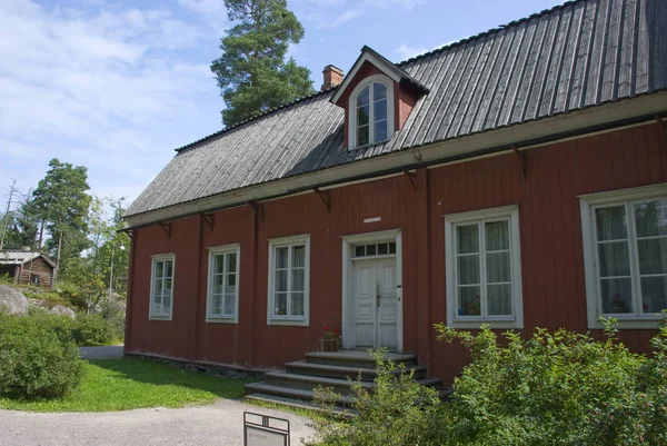 Typiska röda skandinaviska trä bondgård — Stockfoto