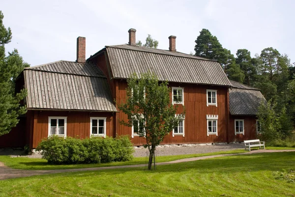 Typowy czerwony skandynawski drewniane farm house — Zdjęcie stockowe
