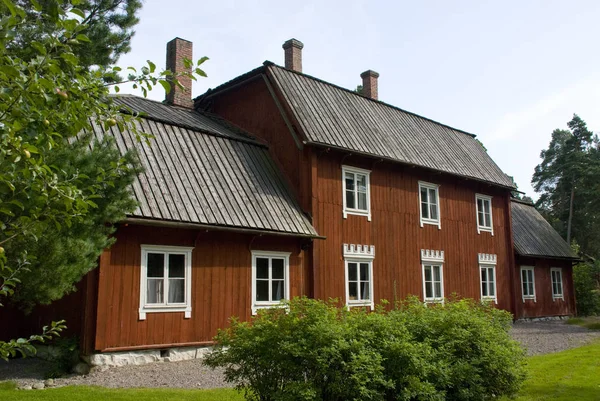 Typické červené skandinávské dřevěné stavení — Stock fotografie