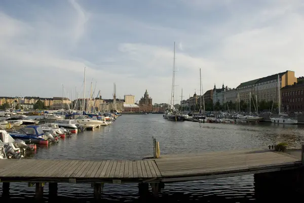 Pelabuhan Helsinki dengan Katedral Uspenski di belakang, Finlandia — Stok Foto