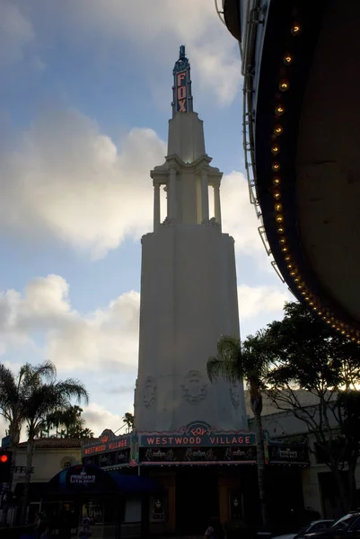 Teatro de cine iluminado Westwood Village en Los Ángeles, California —  Fotos de Stock