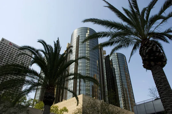 Vista exterior de la fachada de vidrio del Bonaventure Hotel en el centro de Los Ángeles, California —  Fotos de Stock