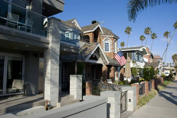 Типичные американские пригородные дома в Seal Beach, Orange County - California — стоковое фото