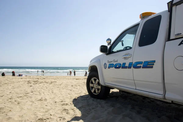 Newport Beach polisen bil patrullerar på Stillahavskusten, Orange County - California — Stockfoto