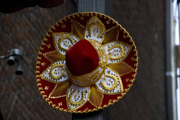 Roter, goldener Sombrero - traditioneller mexikanischer Hut lizenzfreie Stockfotos