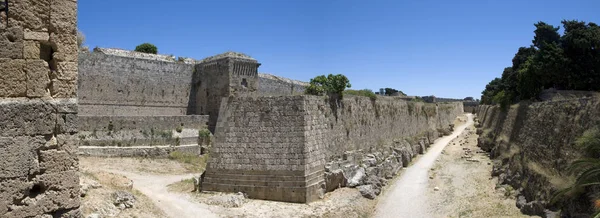 Vista panorámica de la antigua muralla histórica en la ciudad de Rodas en la isla griega — Foto de Stock