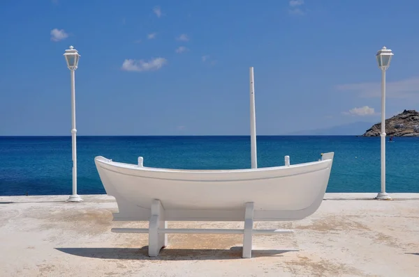 Blanco Blanco Barco Pesca Madera Tierra Isla Griega Mykonos — Foto de Stock