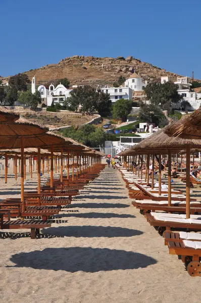 Fileiras Guarda Chuvas Praia Ilha Grega Mykonos — Fotografia de Stock