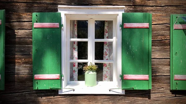 Schöne Grüne Restaurierte Rollläden Und Fenster Typischem Und Traditionellem Almhaus — Stockfoto