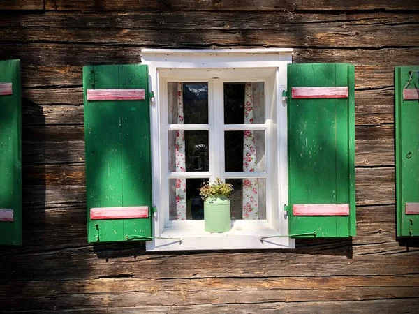 Schöne Grüne Restaurierte Rollläden Und Fenster Typischem Und Traditionellem Almhaus — Stockfoto